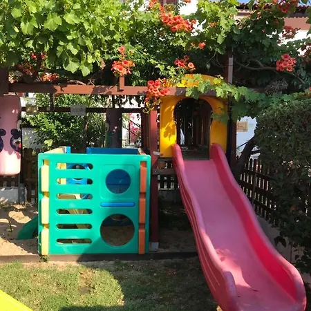 Oasis Aparthotel 4*